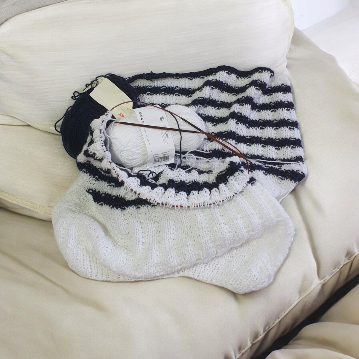 Ouvrage de tricot en cours avec pelotes de laine et aiguilles pour les cours de tricot Kouturissime