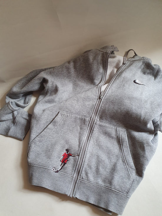 Sweat gris réparé avec une broderie décorative