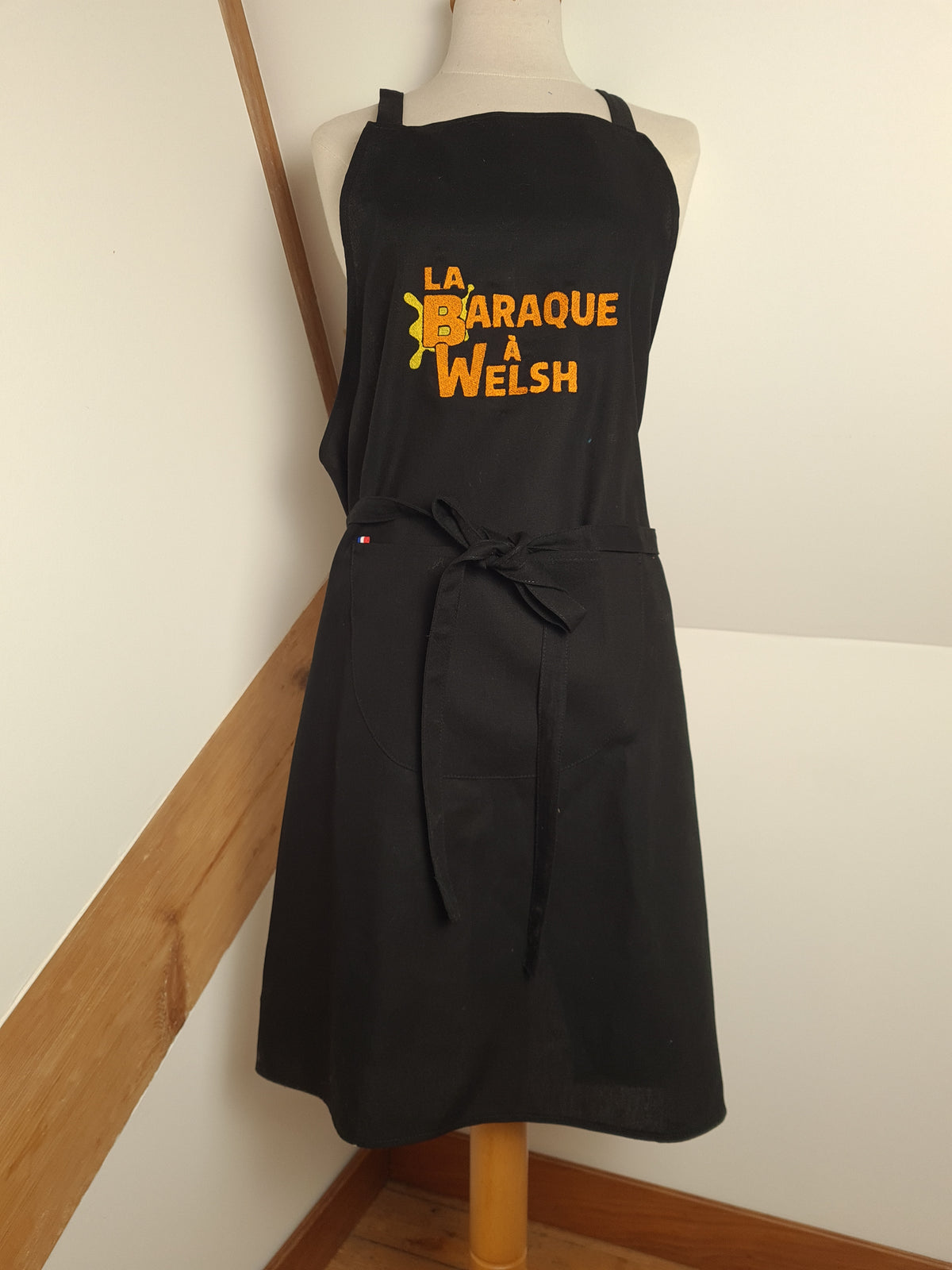 Broderie personnalisée sur tablier de cuisine noir Eliza