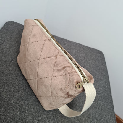 Trousse Barton matelassée en velours noisette – vue de côté