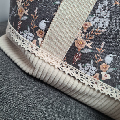 Détail de la dentelle écrue et de l’enduit fleuri du cabas Shirley