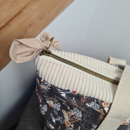 Fermeture zippée du cabas Shirley en velours écru et enduit fleuri