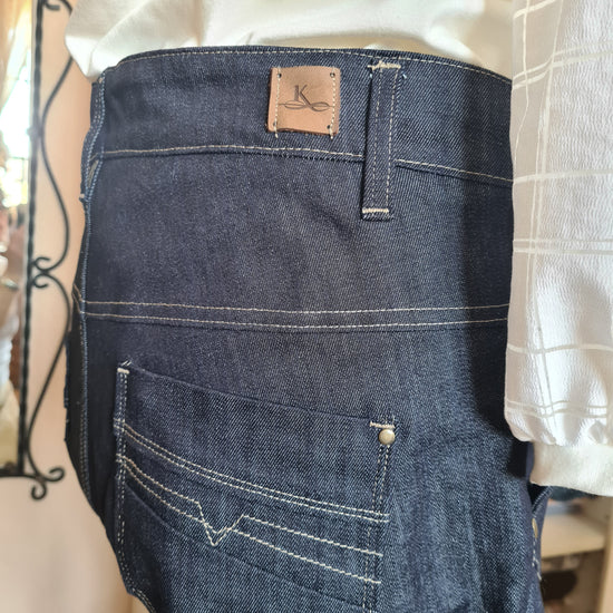 Jean femme confectionné sur mesure avec détails de surpiqûres
