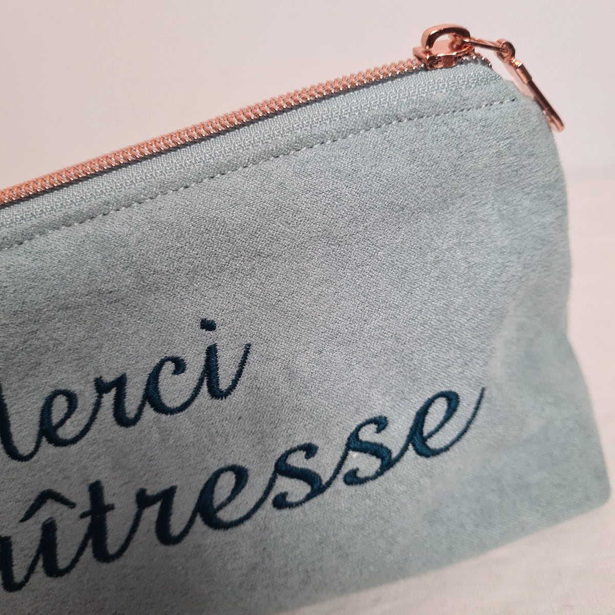 Trousse Daisy personnalisée avec broderie Merci Maîtresse détail