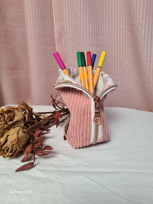 Trousse Anny ouverte en pot à crayons