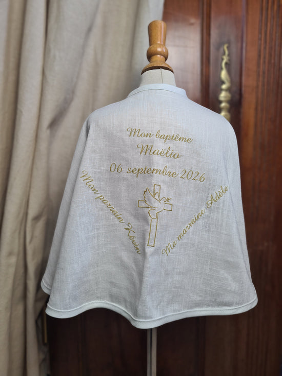 Création textile personnalisée pour baptême avec broderie sur mesure