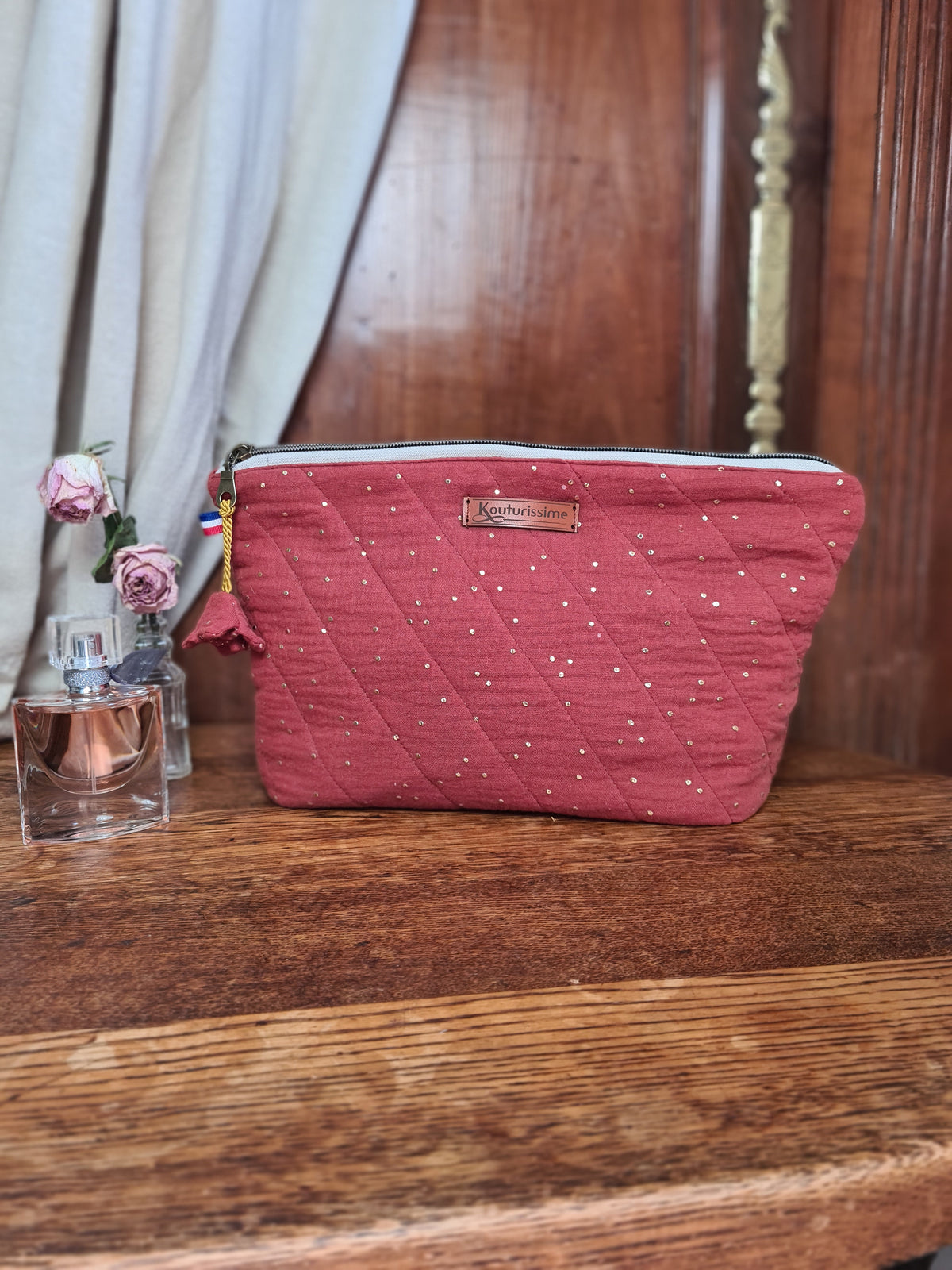Trousse matelassée terracotta à petits points dorés, vue de face