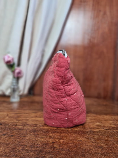 Vue de côté de la trousse matelassée terracotta