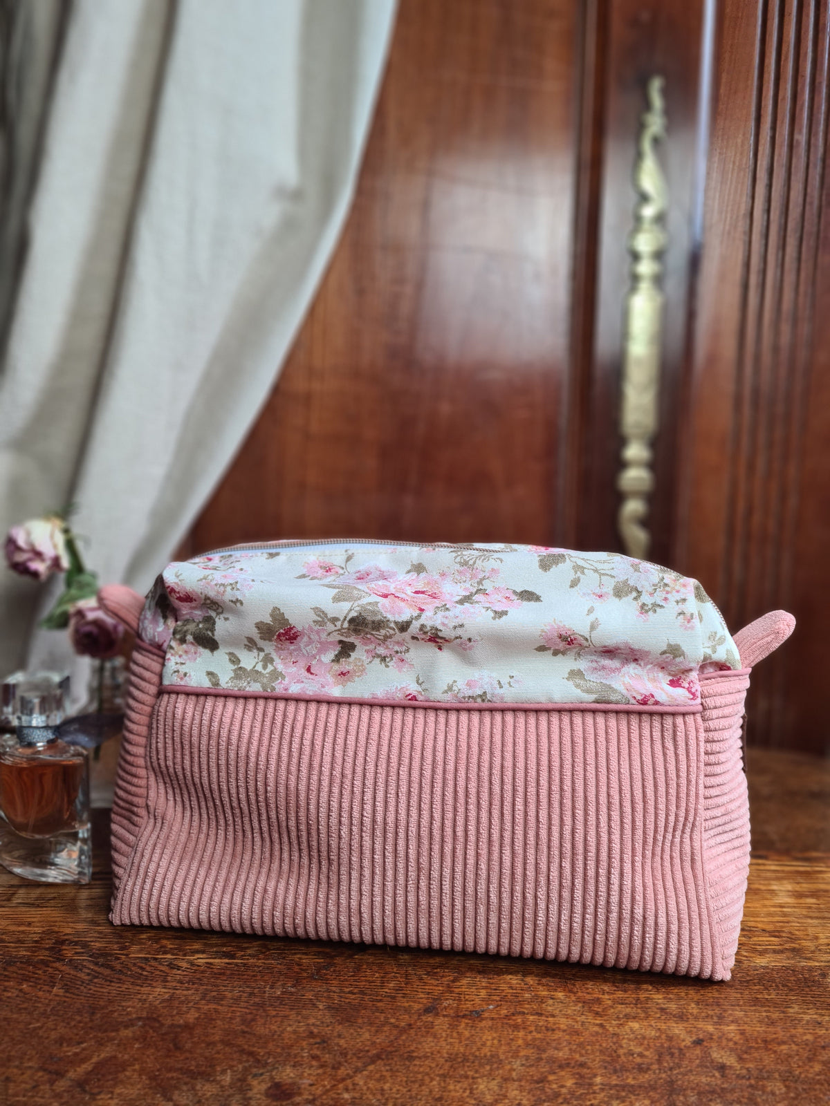 Trousse XXL Lina en velours rose et coton fleuri – création artisanale