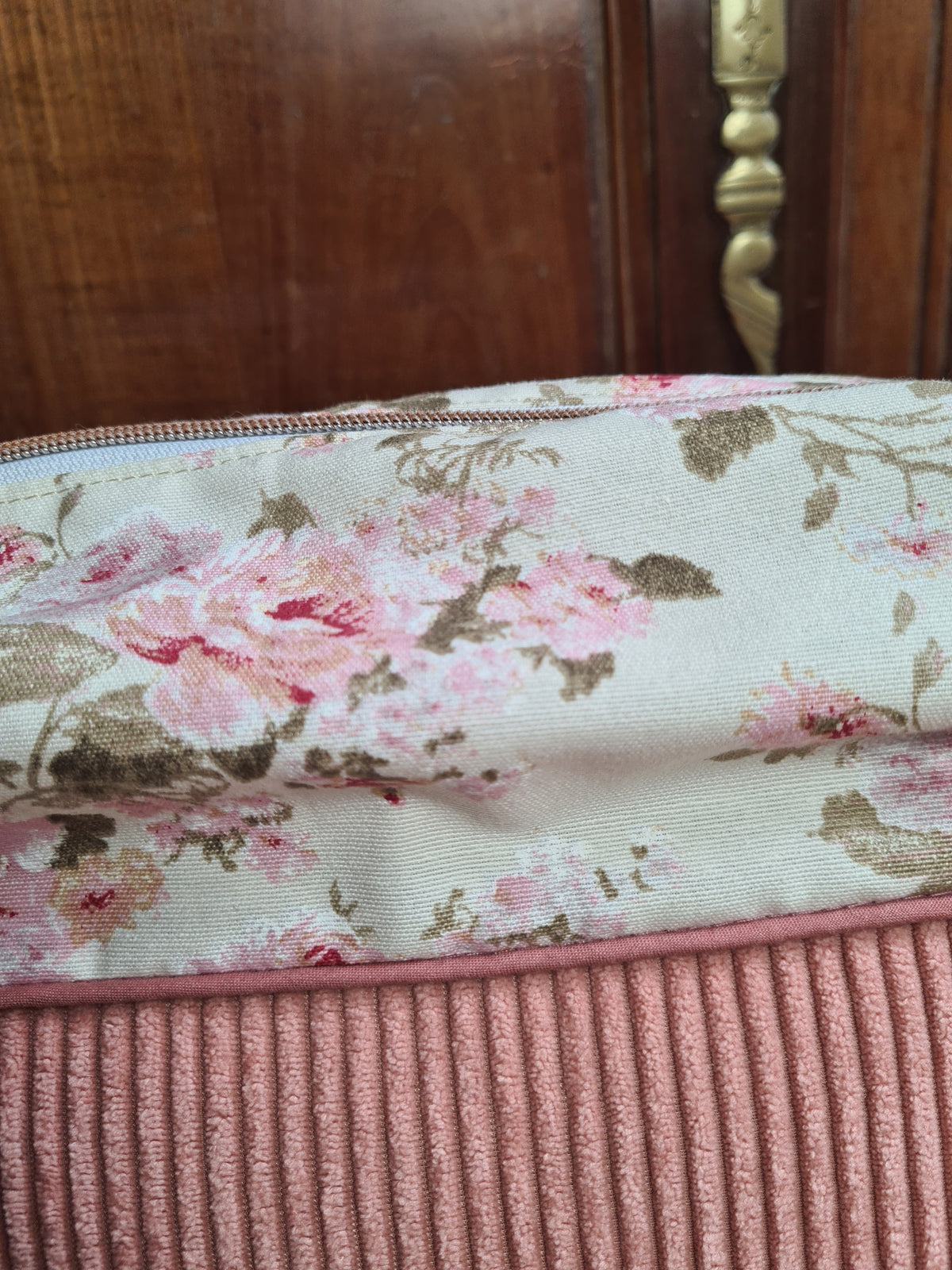 Détail passepoil trousse XXL Lina rose et fleurie