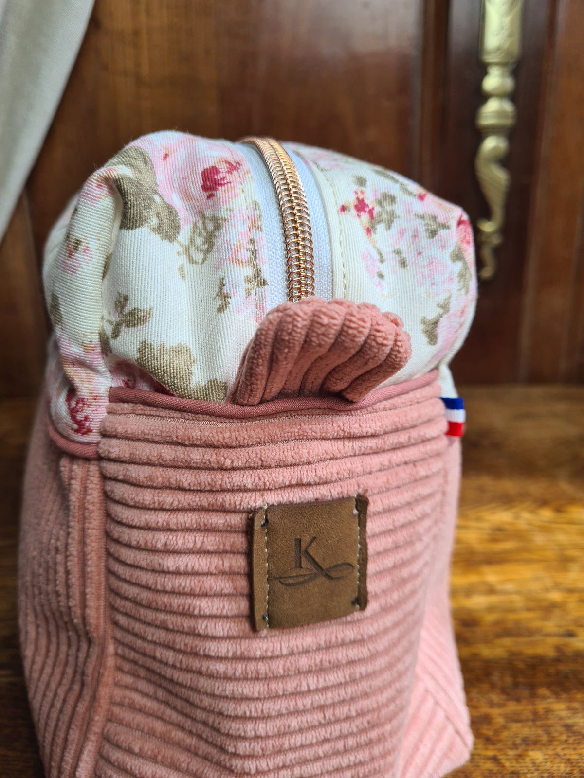 Détail fermeture zippée trousse XXL Lina rose et fleurie