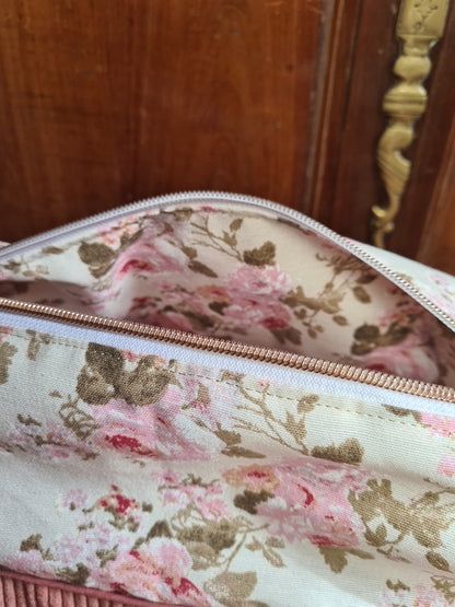 Intérieur de la trousse de toilette XXL Lina en coton fleuri