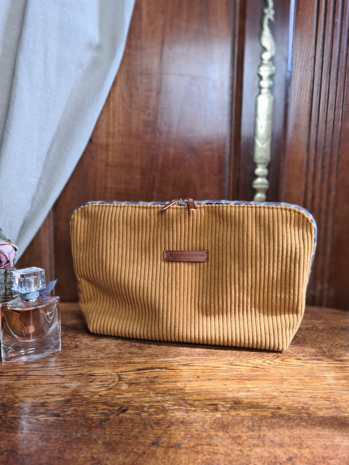 Grande trousse à maquillage Henrietta en velours côtelé moutarde, vue de face