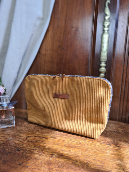 Trousse à maquillage Henrietta en velours côtelé moutarde, vue de dos