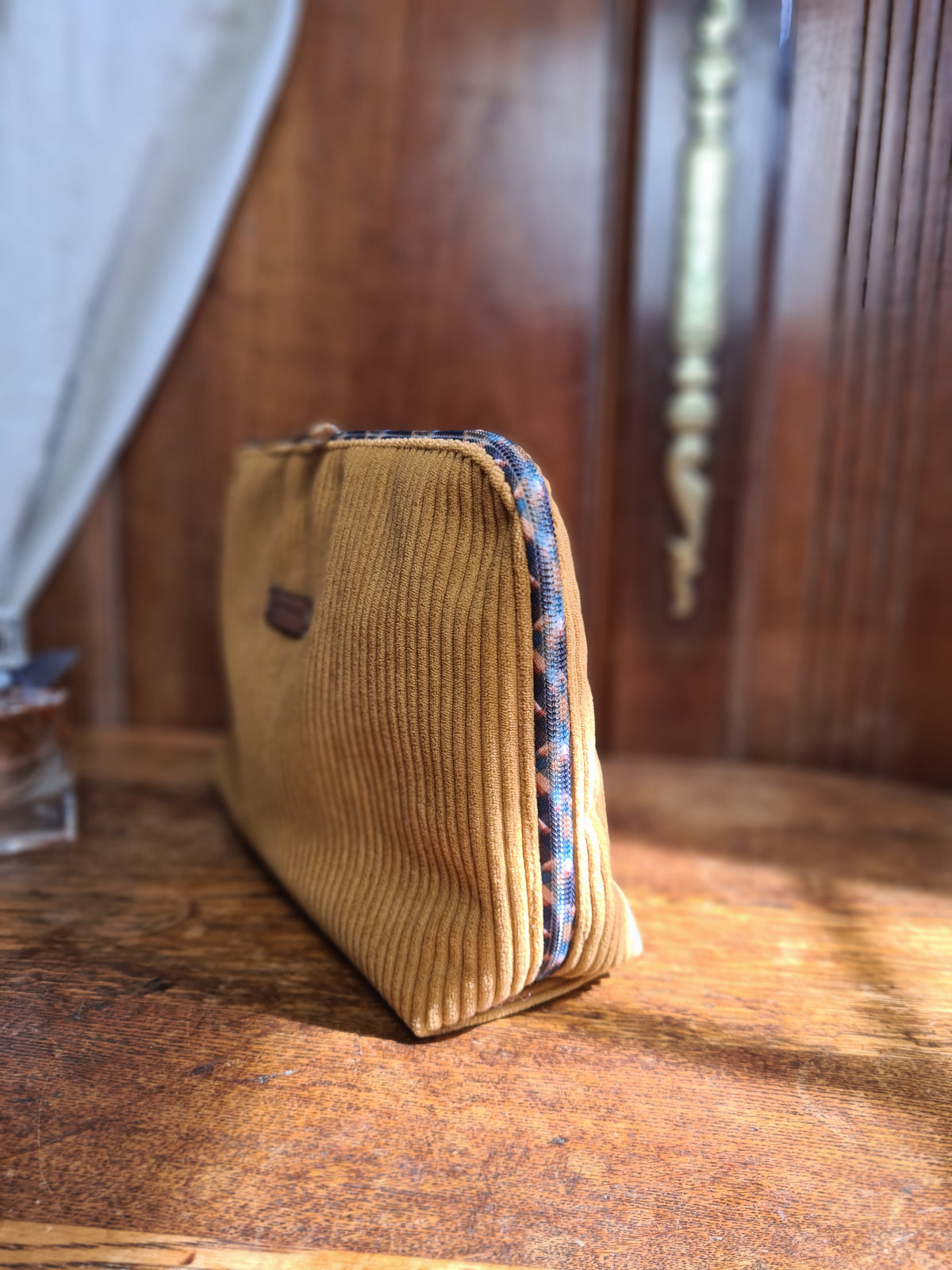 Vue de côté de la grande trousse Henrietta avec fermeture zippée à double curseur