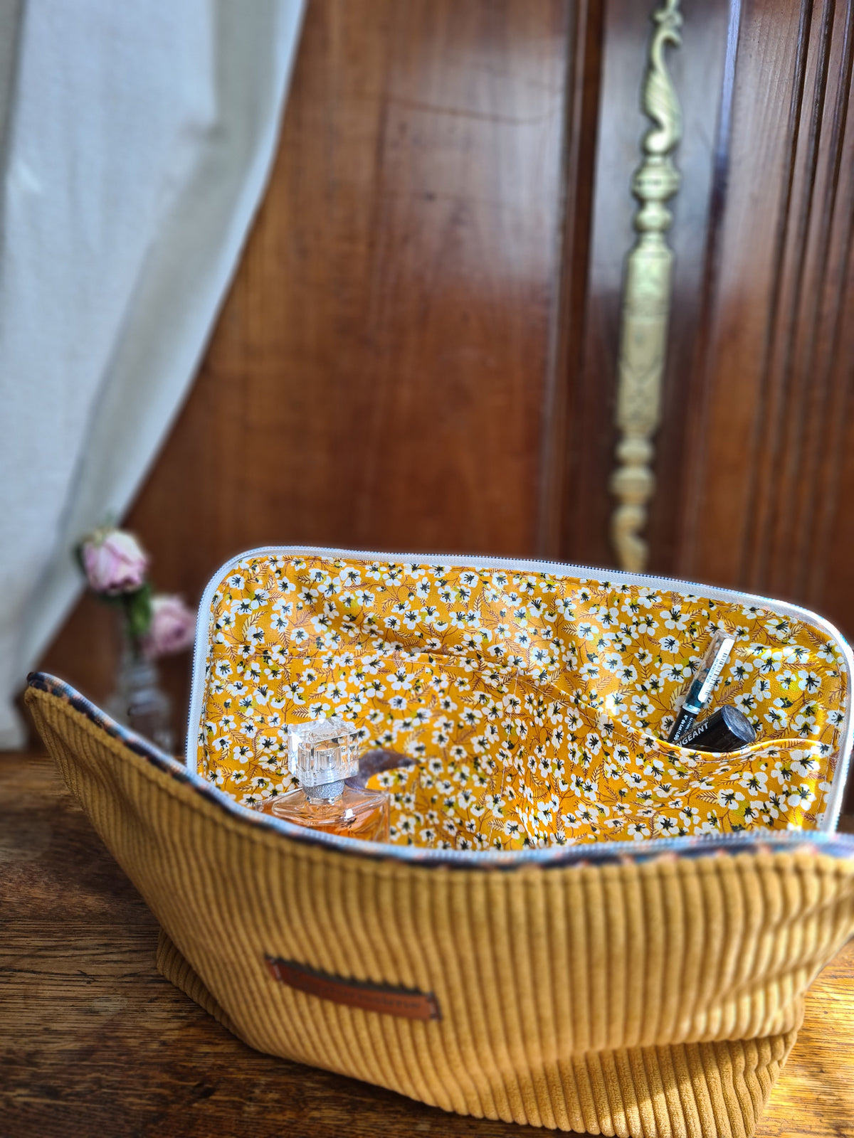 Intérieur fleuri de la trousse à maquillage Henrietta avec ses deux poches de rangement