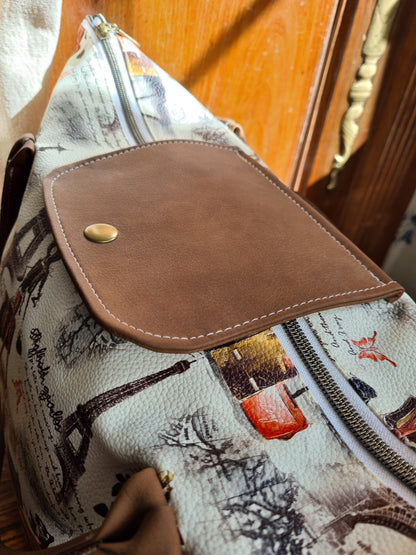 Détail du rabat en simili cuir marron du sac cabas week-end Rebecca