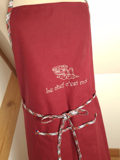 Tablier de cuisine Eliza rouge avec poche et longues lanières détail broderie