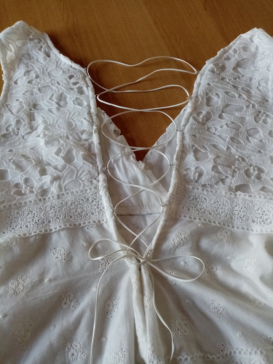 Dos de robe élargi avec laçage décoratif