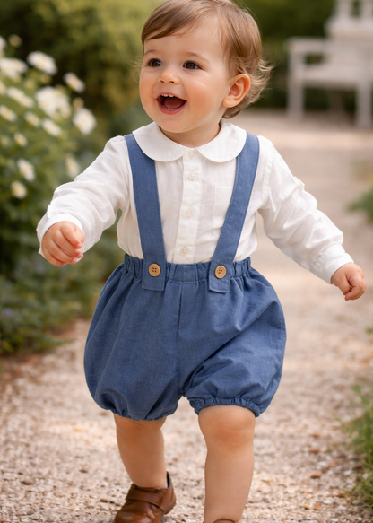 Bloomer bébé Willoughby bleu porté avec une chemise blanche