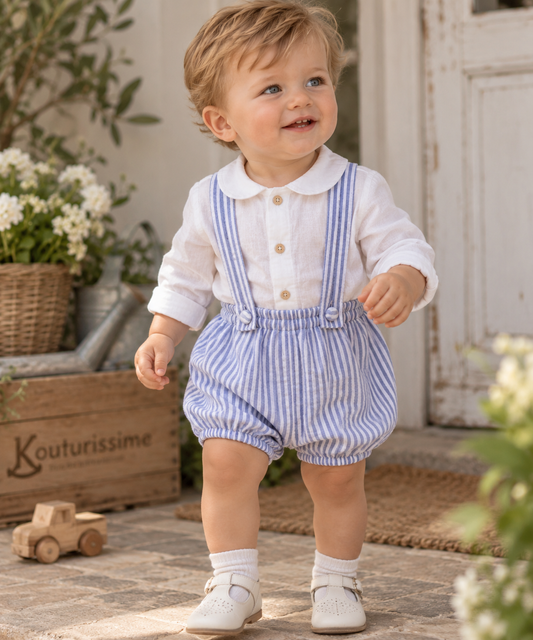 Petit garçon portant le bloomer Willoughby bleu rayé à bretelles – création artisanale Kouturissime