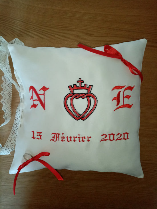 Coussin d’alliances personnalisé avec initiales et date brodées