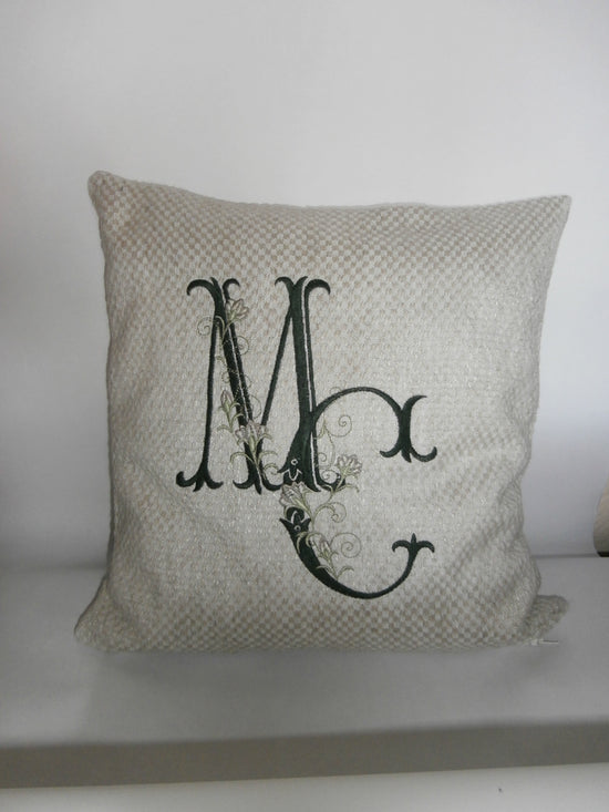Coussin décoratif personnalisé avec monogramme brodé