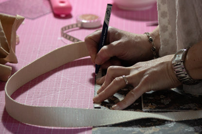Couture du cabas Shirley pendant sa confection dans l’atelier Kouturissime