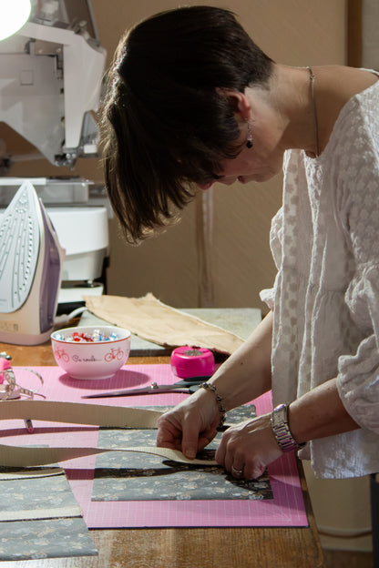 Confection artisanale du cabas Shirley dans l’atelier Kouturissime