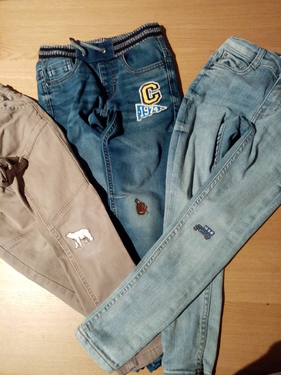 Petits trous sur pantalons dissimulés par des broderies