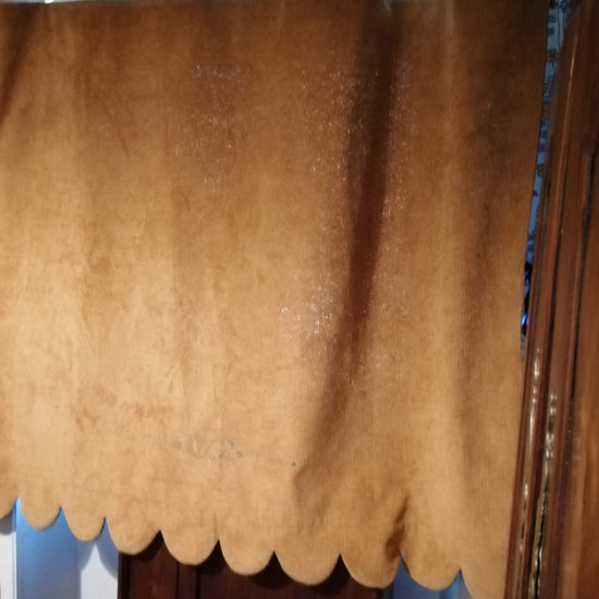 Rideau sur mesure en tissu moutarde avec finition festonnée